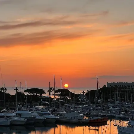 L'atelier Marin Sur Le Port Des Marines