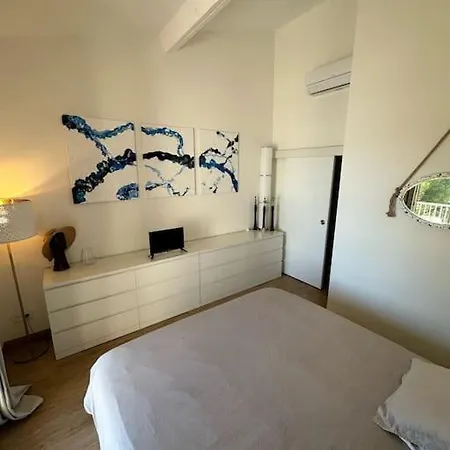 L'atelier Marin Sur Le Port Des Marines