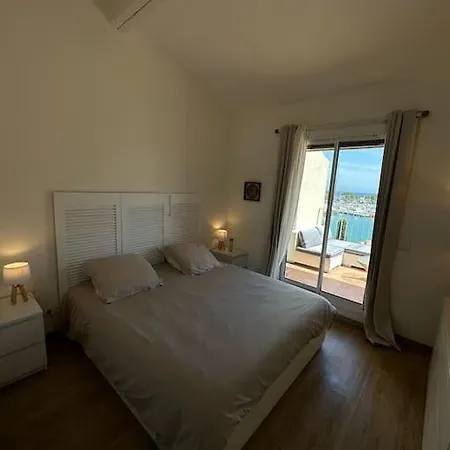 L'atelier Marin Sur Le Port Des Marines * Cogolin