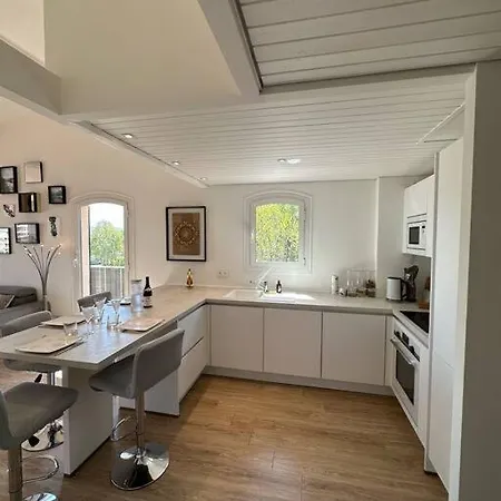 L'atelier Marin Sur Le Port Des Marines *