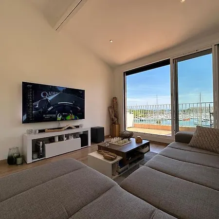 L'atelier Marin Sur Le Port Des Marines Cogolin