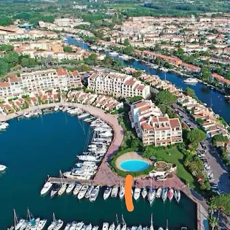 L'atelier Marin Sur Le Port Des Marines * Cogolin